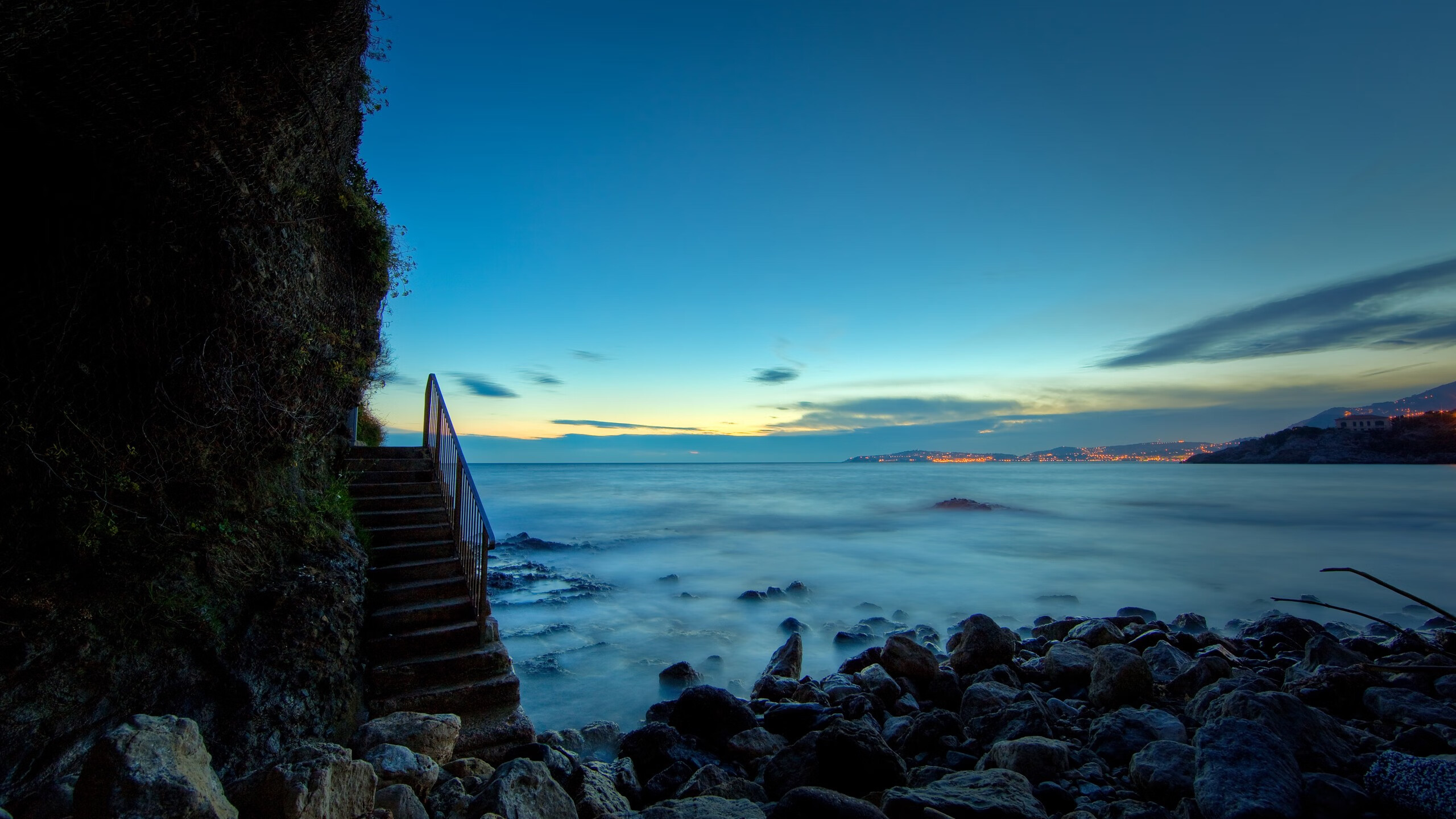 “短柄墙球：高新区全民健身馆，快速决策与精准击球，谁能在瞬息间扭转战局？”