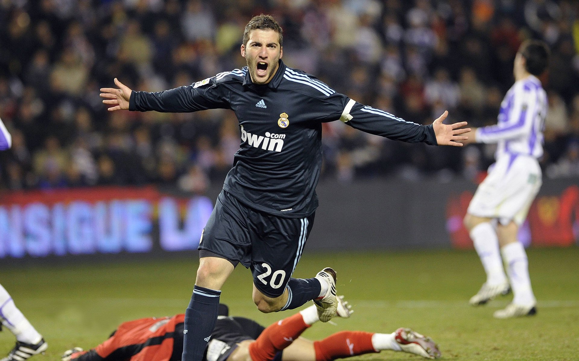 CS2 NaVi状态回暖 小组赛三战全胜,csgo2v2