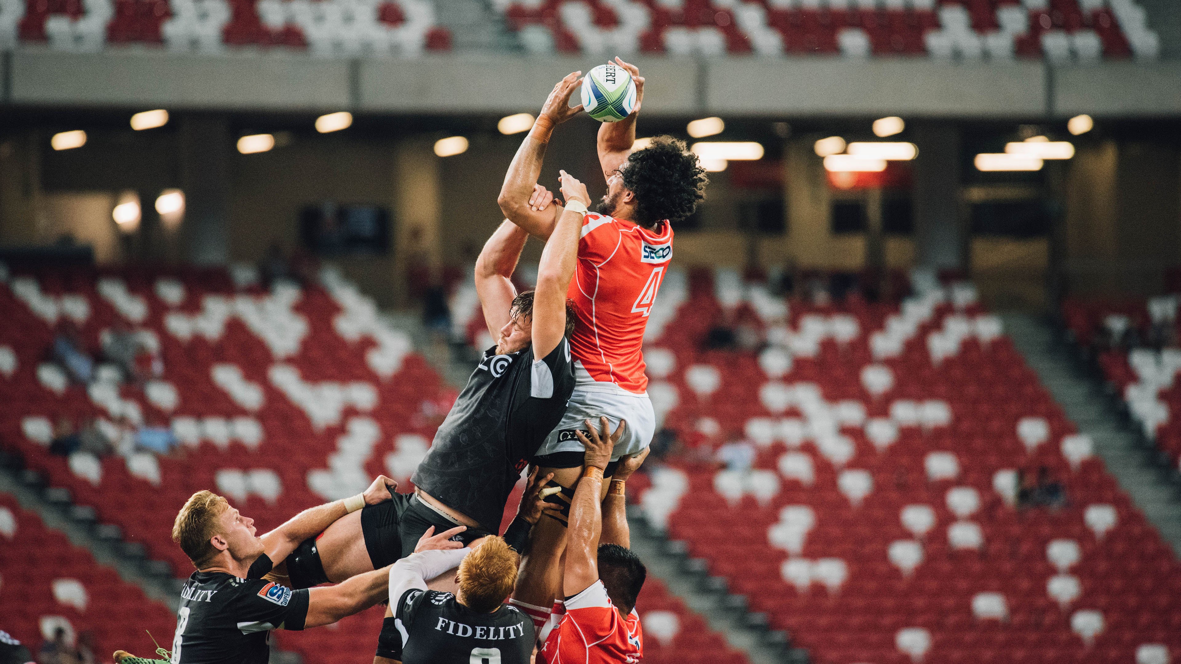 -现场氛围：球迷喝彩不断，气氛热烈！，球迷聚会发言