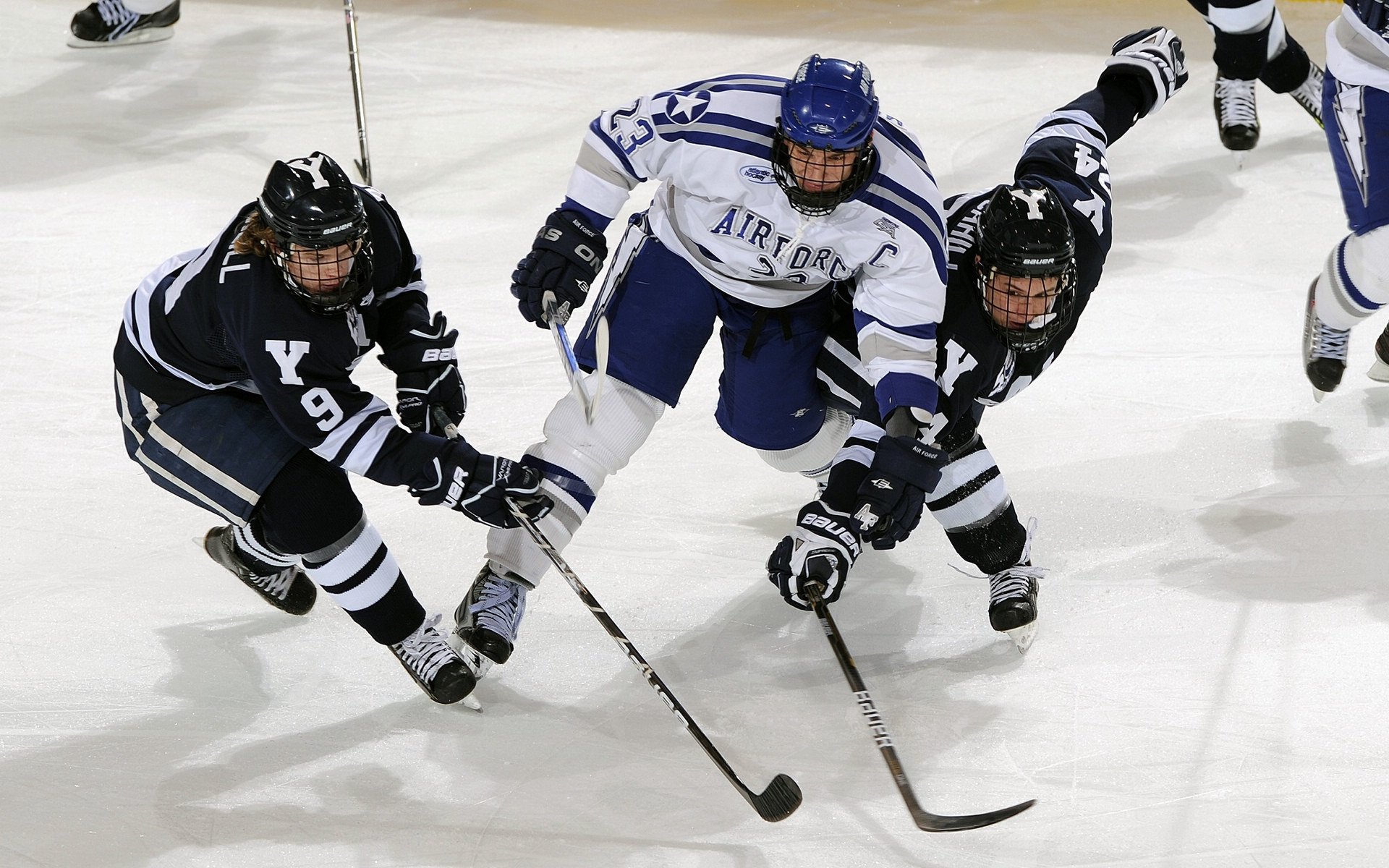 开云综合服务-英超裁判新规引发争议，影响比赛公正性，英超裁判安排